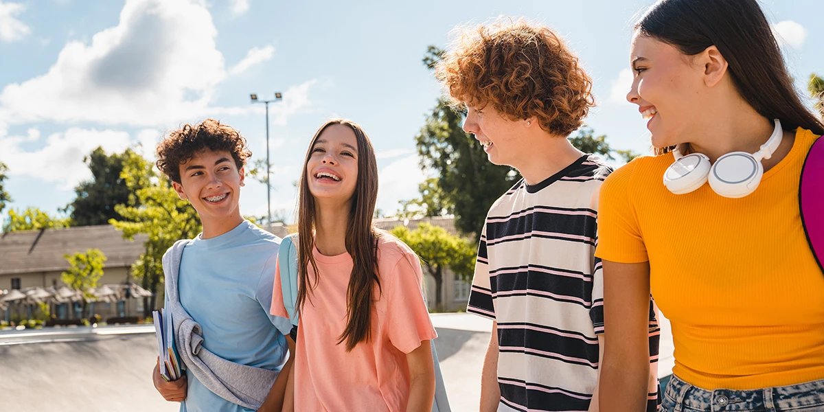 4 SchÃ¼ler gehen nebeneinander