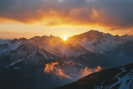 Berge in der untergehenden Sonne