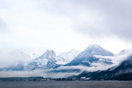 Berge mit Wolken