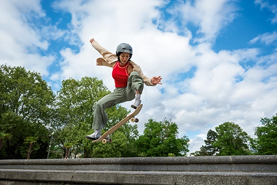 eine Frau mit dem Skateboard