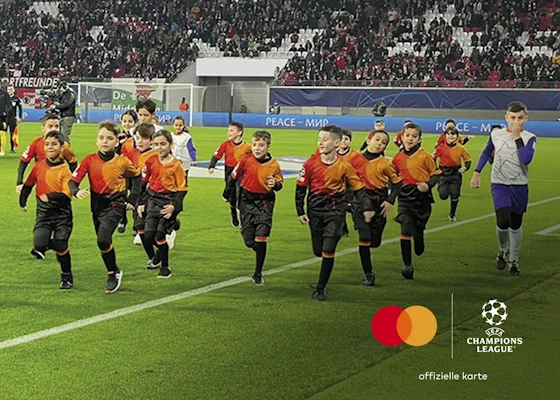 Spieler-Eskort Kinder bei einem UEFA  Champions League Spiel