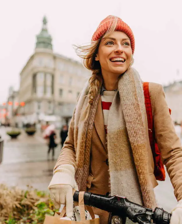 eine Frau mit dem Fahrrad in der Stadt