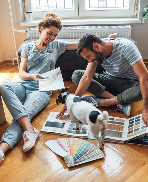 Ein Paar in der neuen Wohnung mit Farbkarten