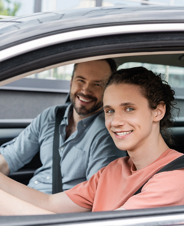 Ein Bursche beim Autofahren mit seinem Vater