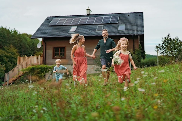 eine Familie im Garten ihres Hauses