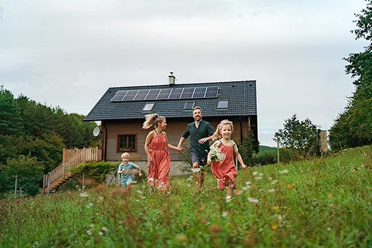 Eine Familie im Garten ihres Hauses