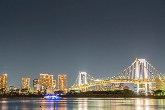 Skylinke Tokio im Dunkeln beleuchtet