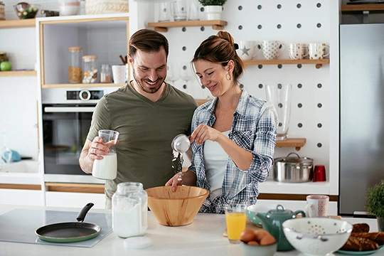 Ein Paar gemeinsam beim Kochen