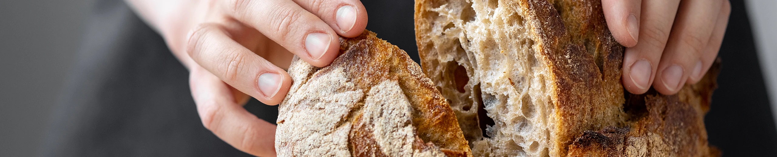 Ein frischer Laib Brot