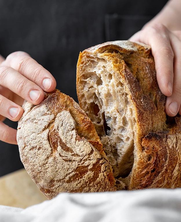 Ein frischer Laib Brot