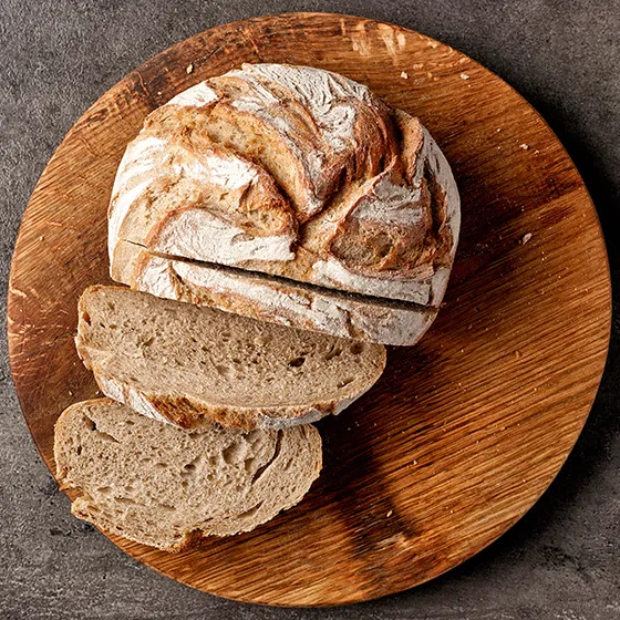 Ein frischer Laib Brot