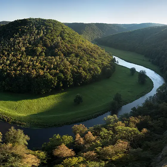 eine Landschaft mit Fluß und Berg