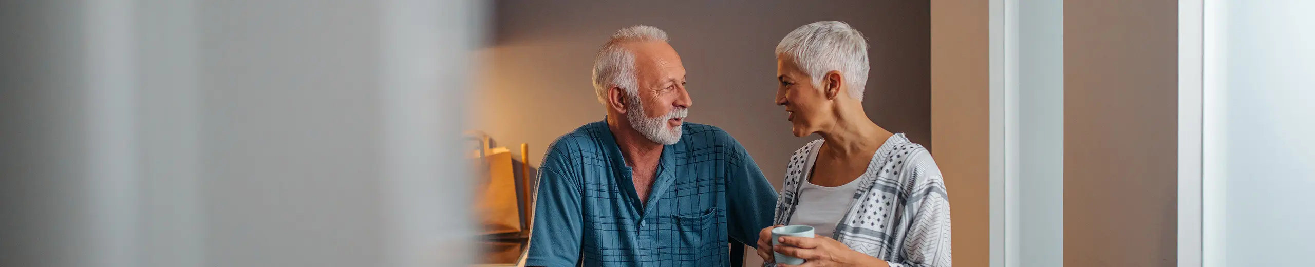 Ein älterer Mann und eine ältere Frau trinken gemeinsam einen Kaffee