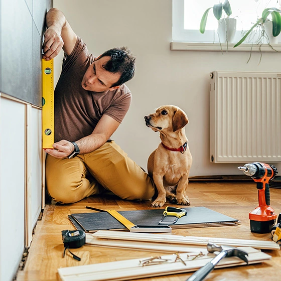 Ein Mann werkt gemeinsam mit seinem Hund