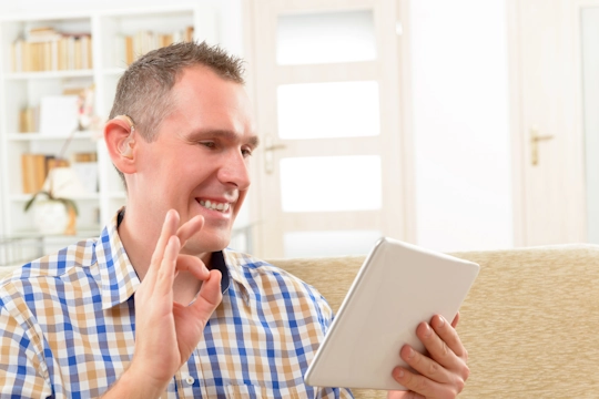 Ein Mann spricht mit Gebärdensprache in ein Tablet