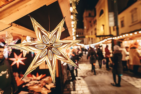 ein hängender Stern bei einem Weihnachtsmarkt