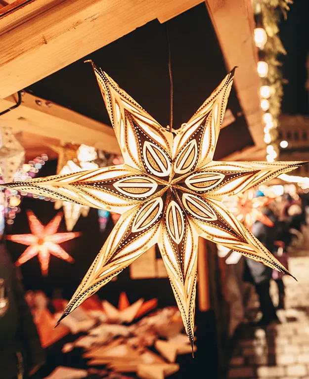 ein hängender Stern bei einem Weihnachtsmarkt