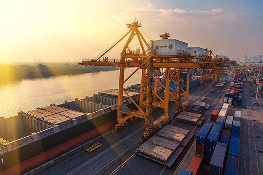 Containerhafen in der untergehenden Sonne