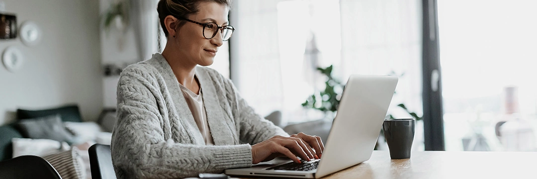 Eine Frau sitzt vor ihrem Laptop