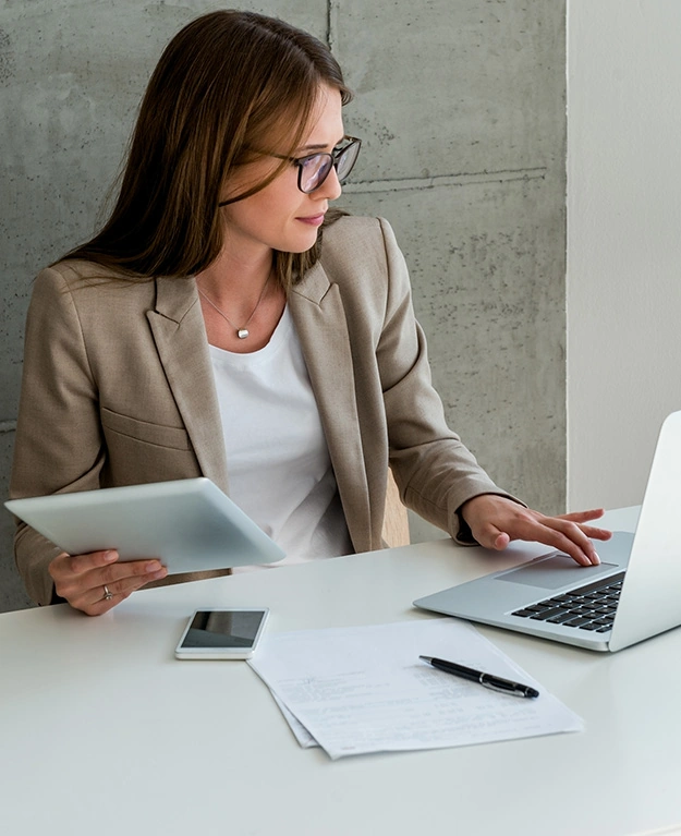 Frau vor dem Laptop 