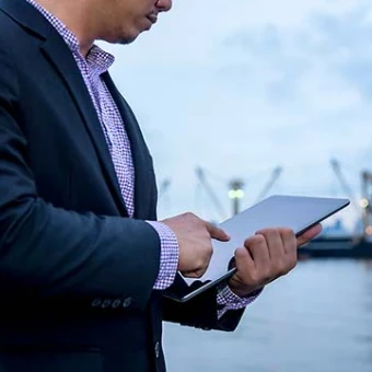 Mann mit Tablet am Hafen