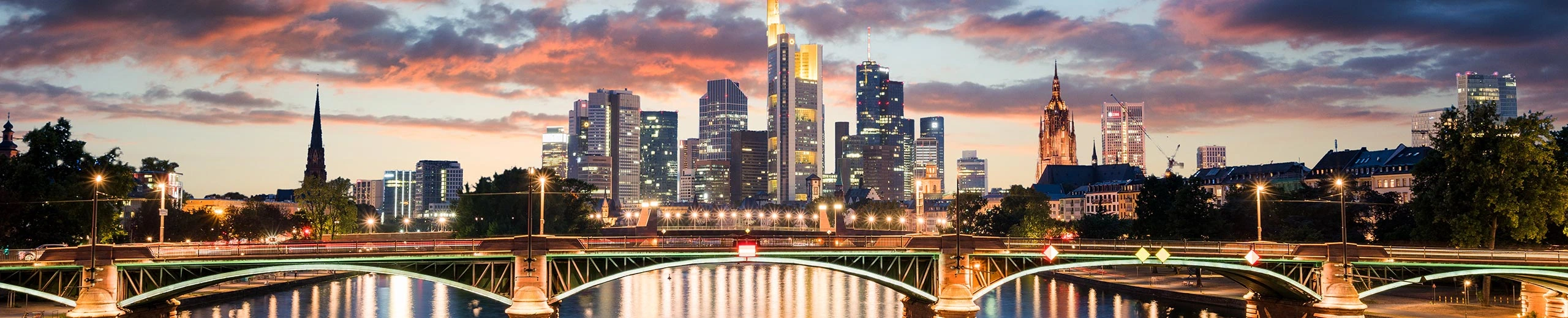 Brücke in Frankfurt am Main in der Nacht