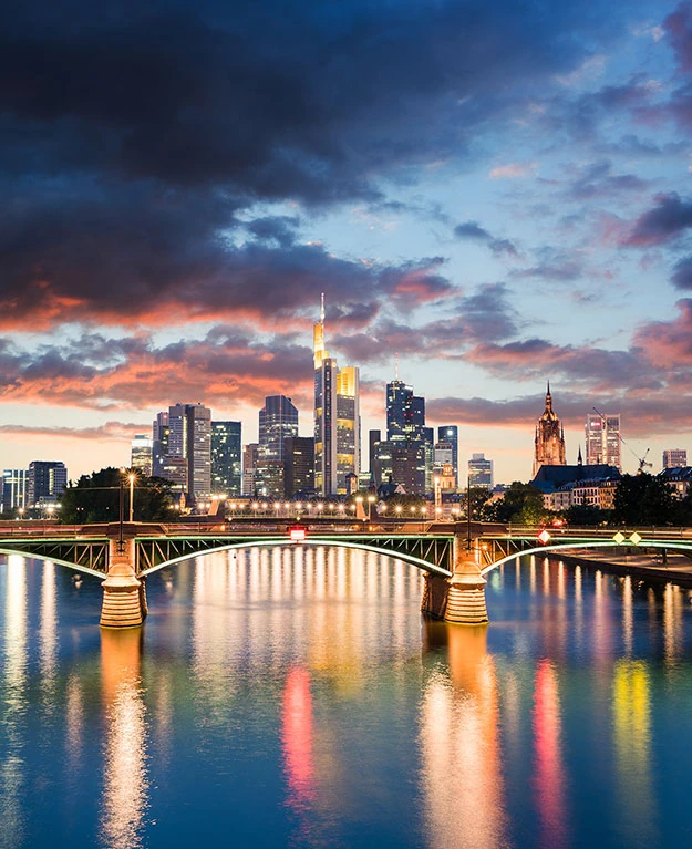 Brücke in Frankfurt am Main in der Nacht