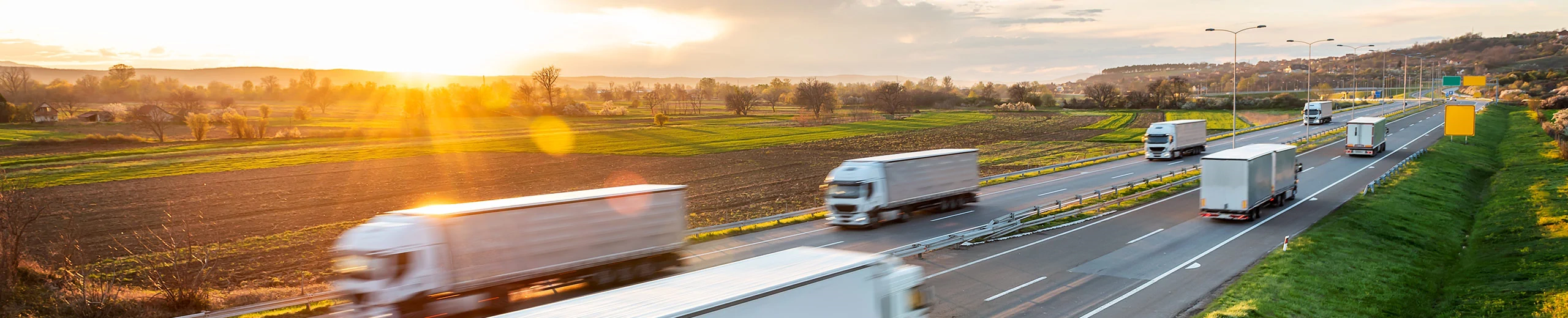 LKWs im Sonnenschein auf der Autobahn