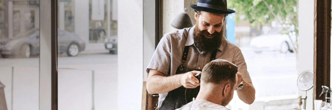 Ein Friseur in seinem Geschäft