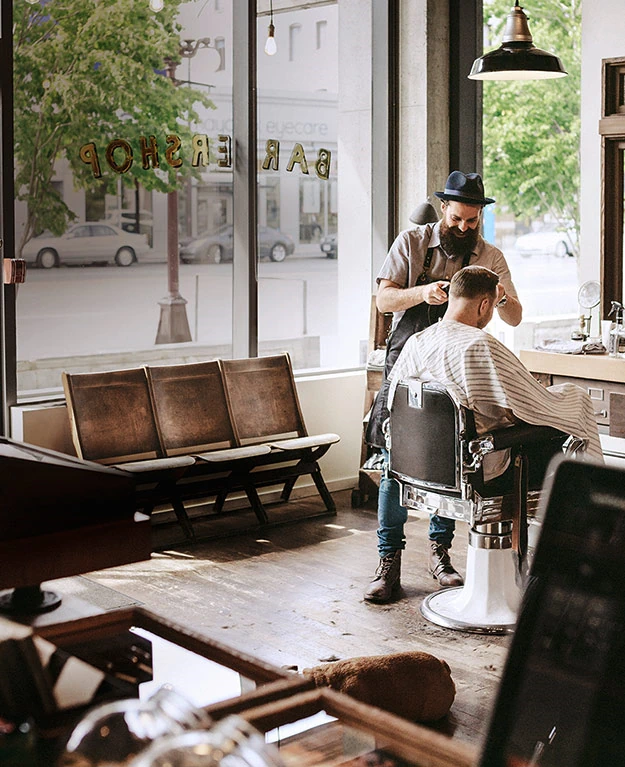 Ein Friseur bei seiner Arbeti