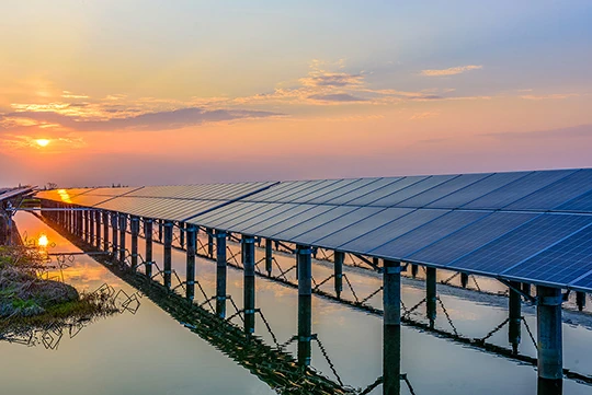 Solarpanelstraße in der untergehenden Sonne