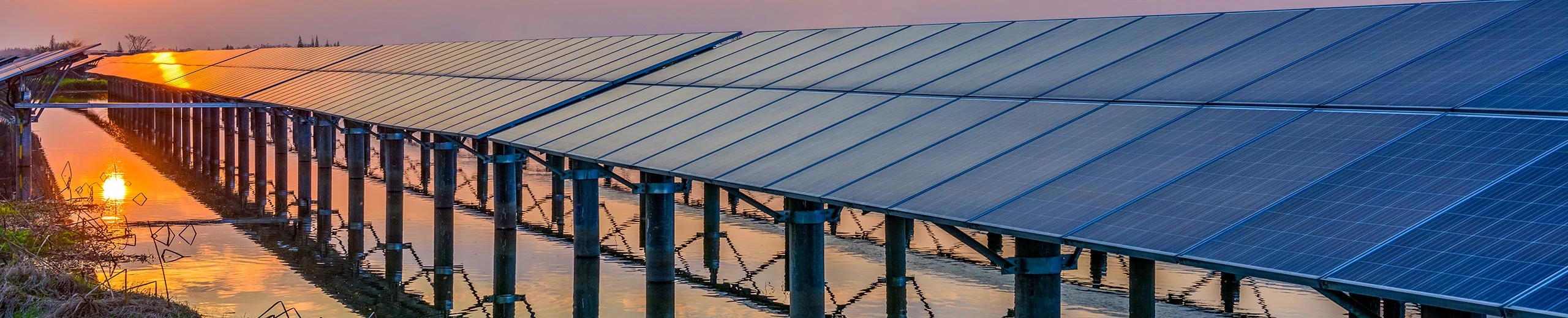 Eine Solarpanelstraße im Sonnenuntergang