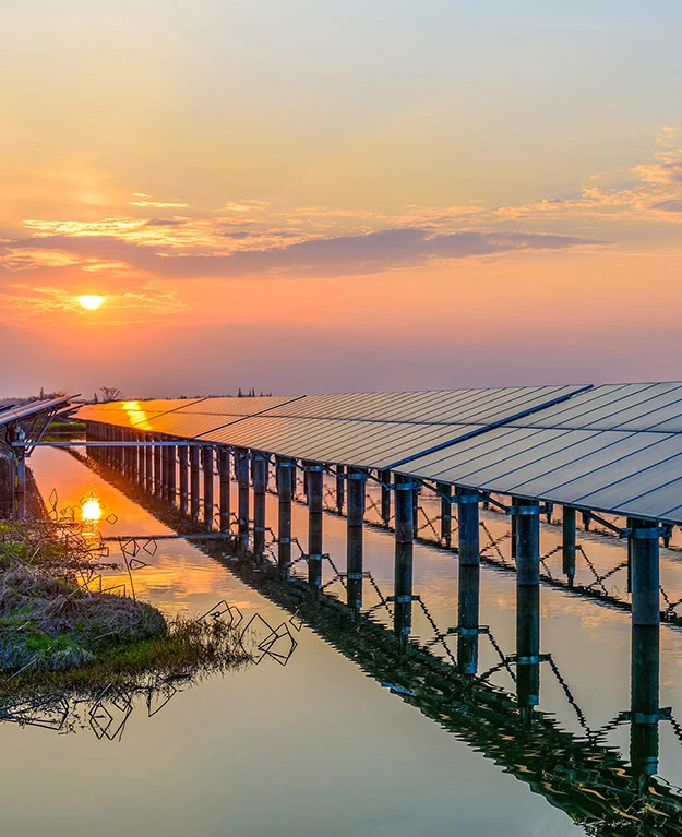 Eine Solarpanelstraße im Sonnenuntergang