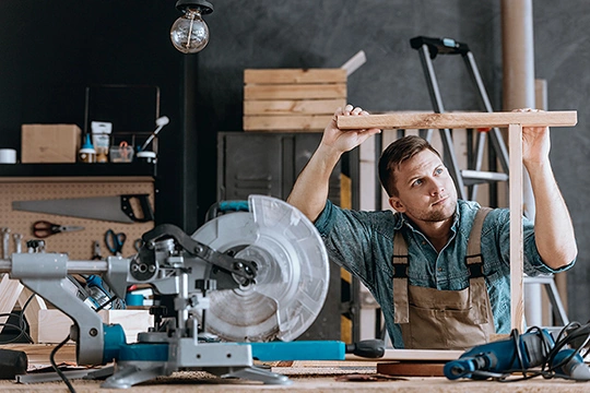 Ein Mann arbeitet in seiner Werkstatt