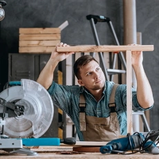 Ein Mann arbeitet in seiner Werkstatt