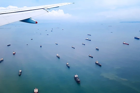 Viele große Schiffe im Meer