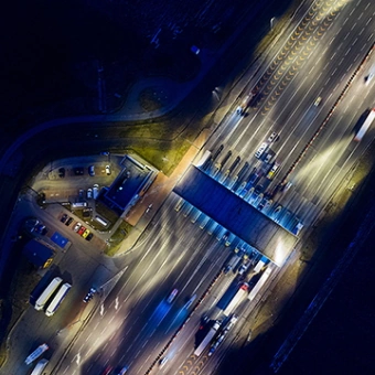 Autobahn in der Nacht von oben