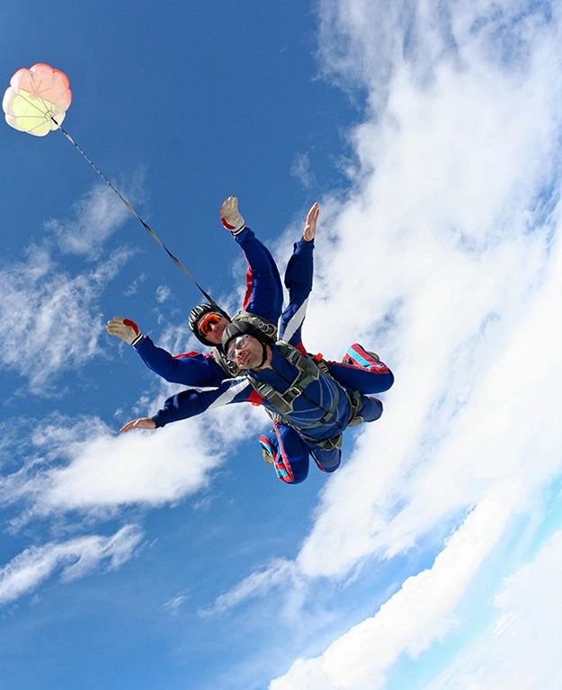 Zwei Männer mit Fallschirmen in der Luft