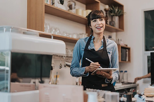 eine Frau in ihrem Cafe