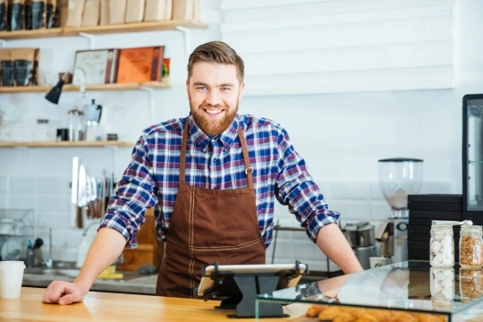 junger Barista in einem Cafe