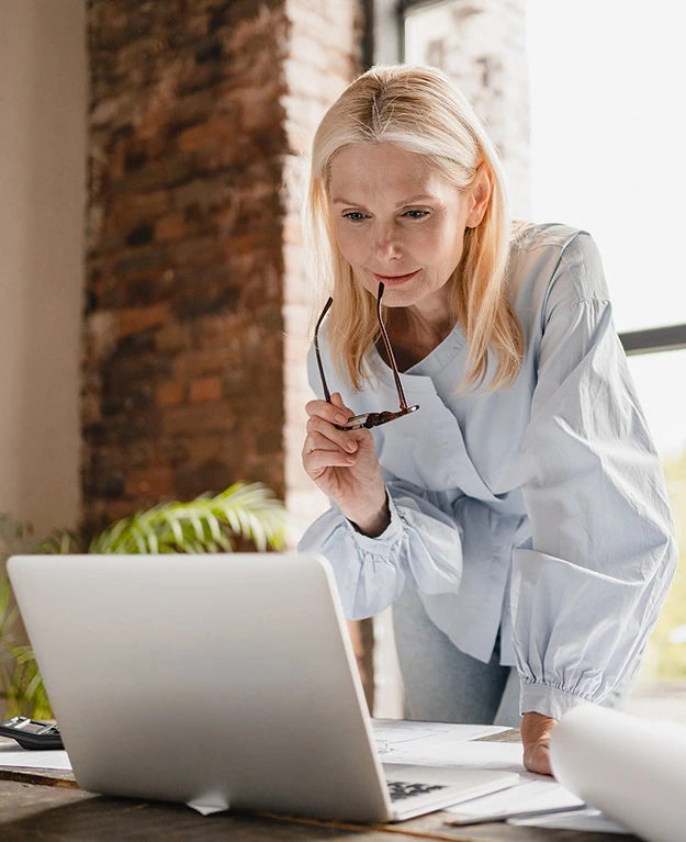 Eine Frau schaut auf einen Laptop