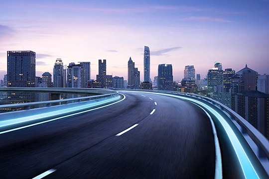 Autobahn vor einer Skyline