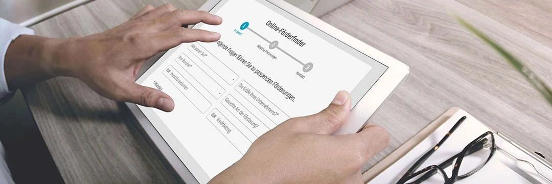 Online-Förderfinder auf einem Tablet