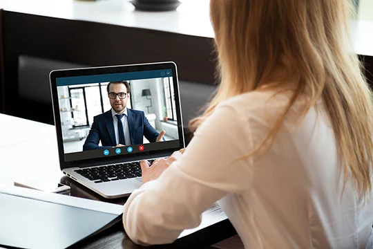 Eine Frau macht ein Videotelefonat