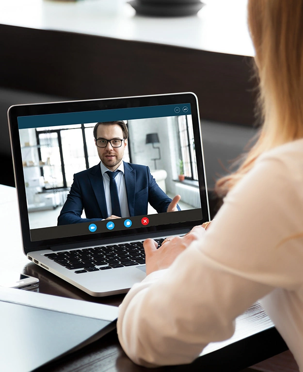 Eine Frau macht ein Videotelefonat