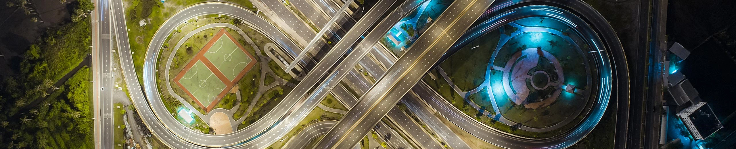 Autobahn von oben bei Tag