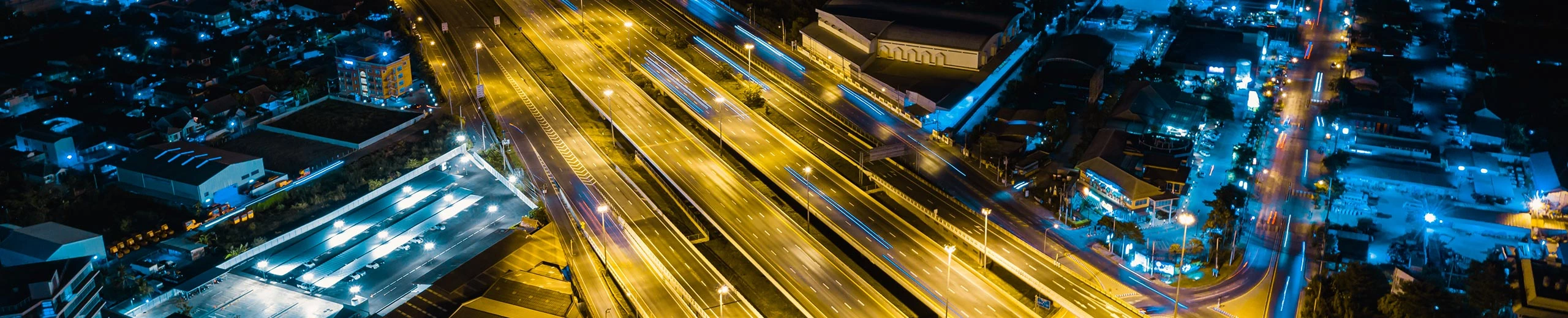 Eine Stadt mit Stadautobahn beleuchtet in der Nacht