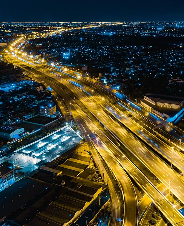 Eine Stadt mit Stadautobahn beleuchtet in der Nacht