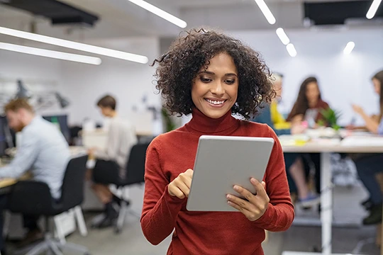 Eine Frau schaut auf ein Tablet