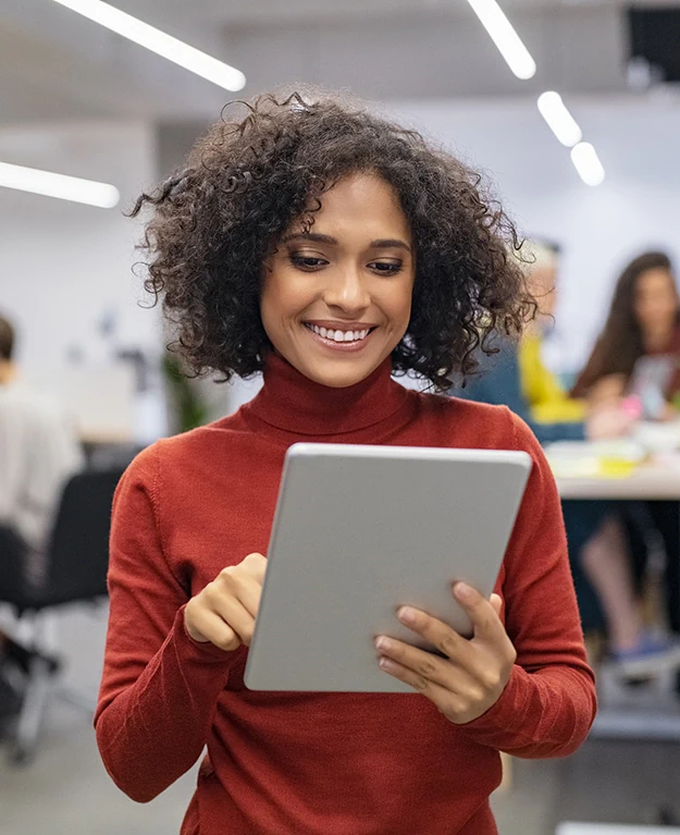 Eine Frau schaut auf ein Tablet